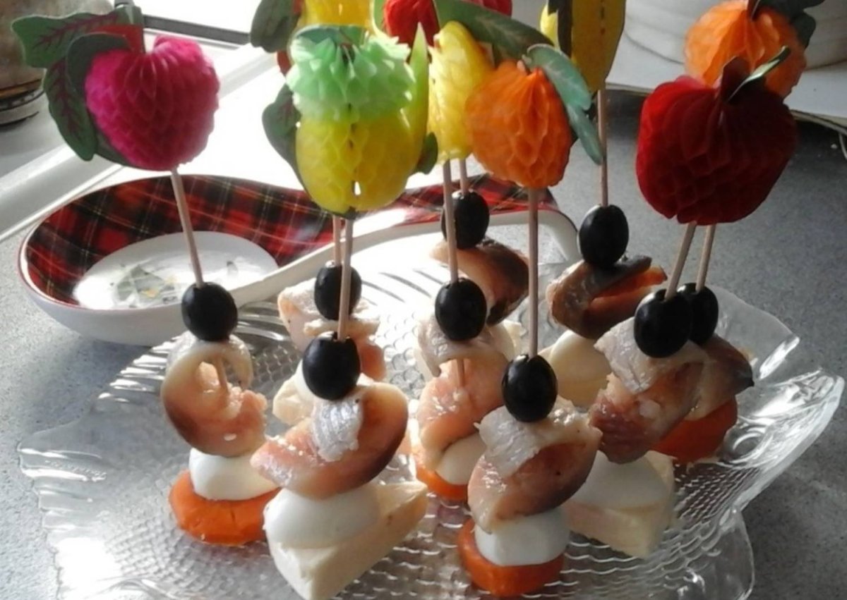 Канапе с сервелатом на шпажках