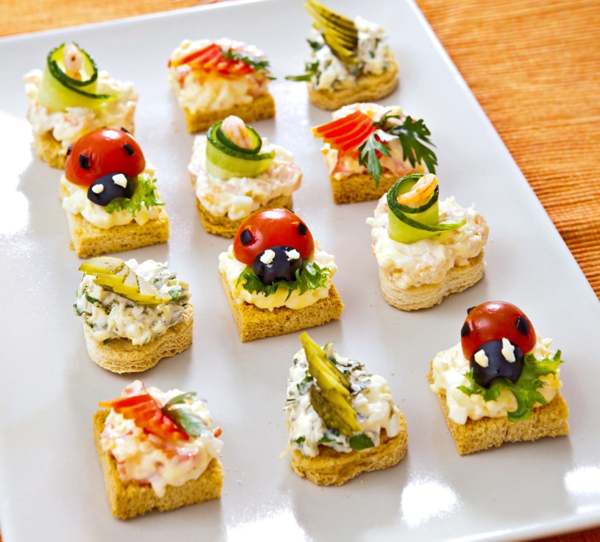 Канапе «Божья коровка» с маслинами