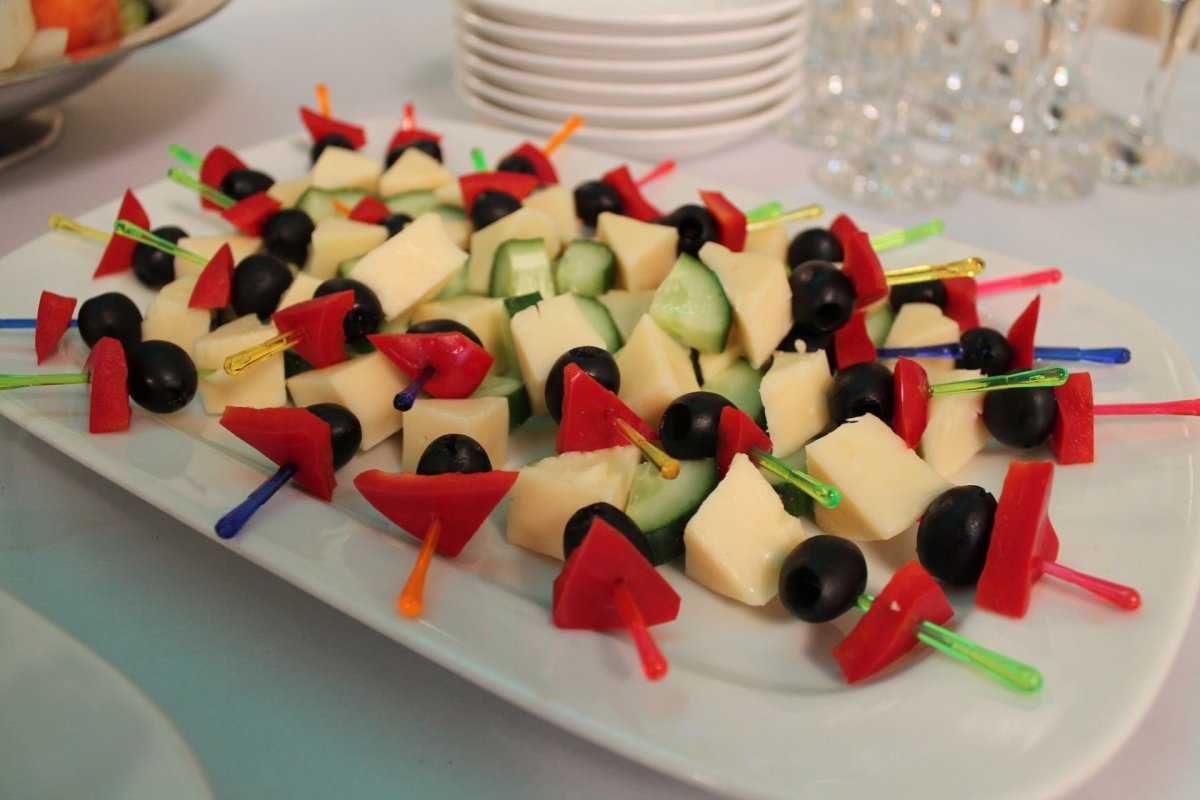 Канапе на шпажках сыр мармелад лимон