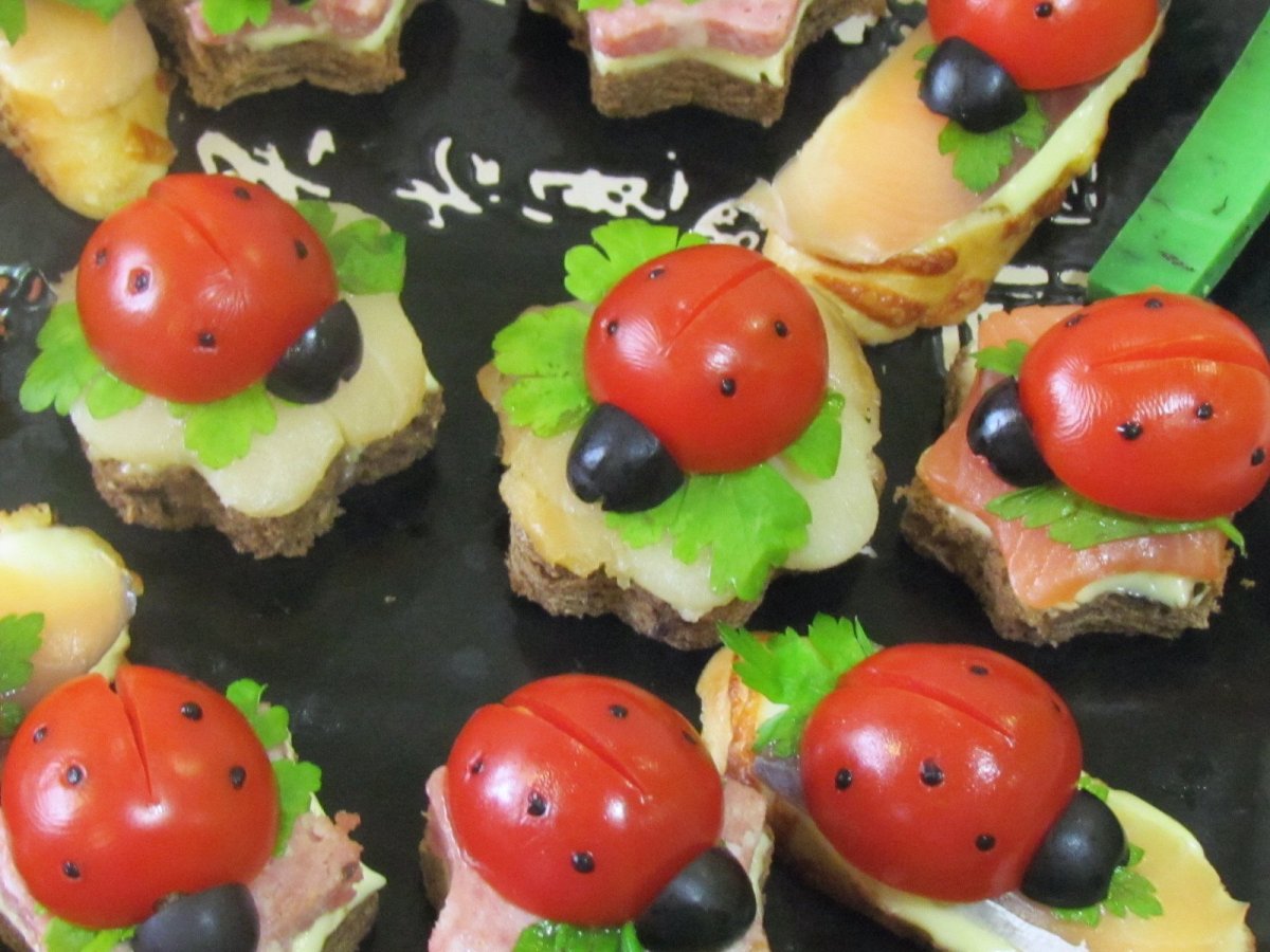 Канапе с фруктами на шпажках