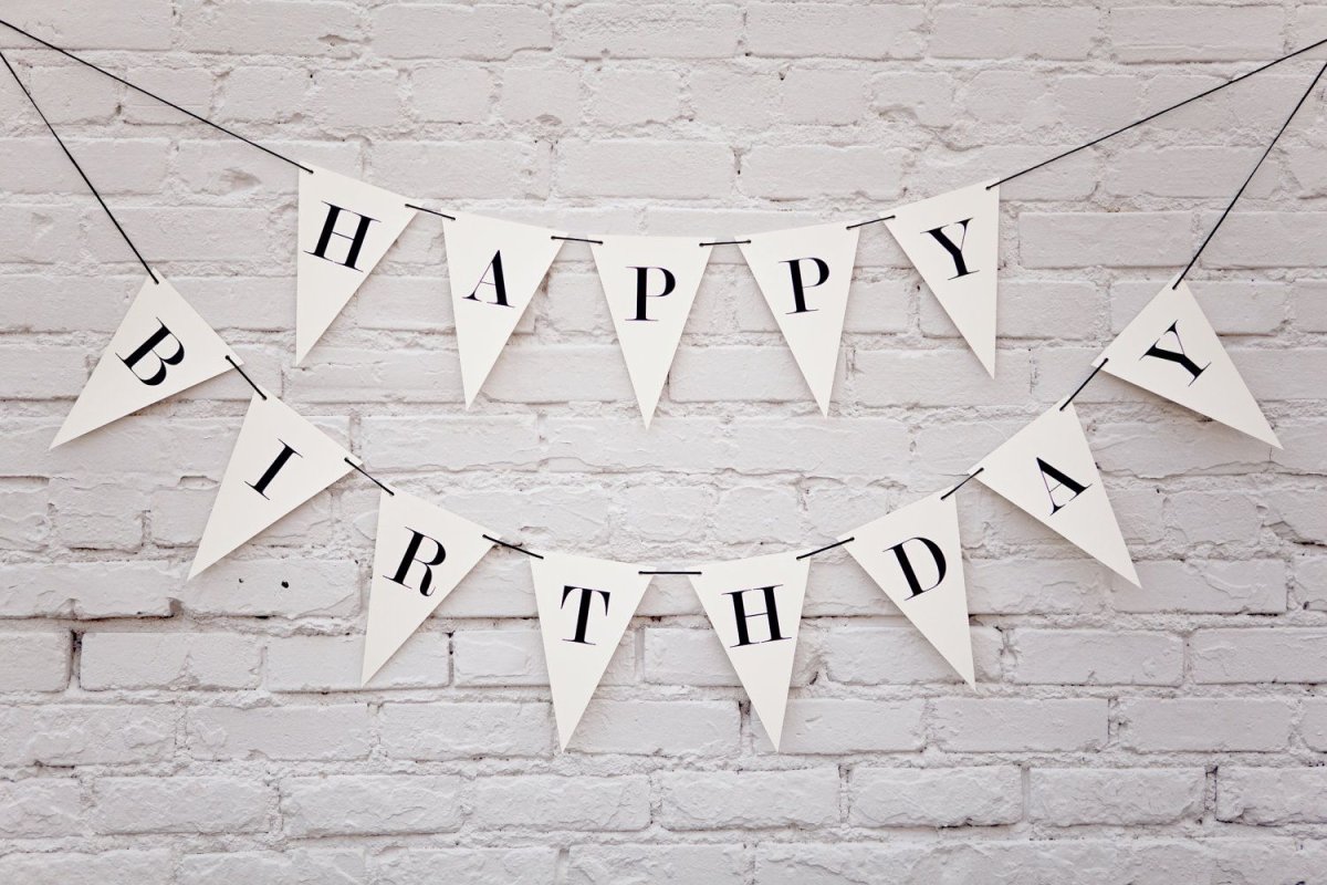 Надпись с днем рождения на флажках