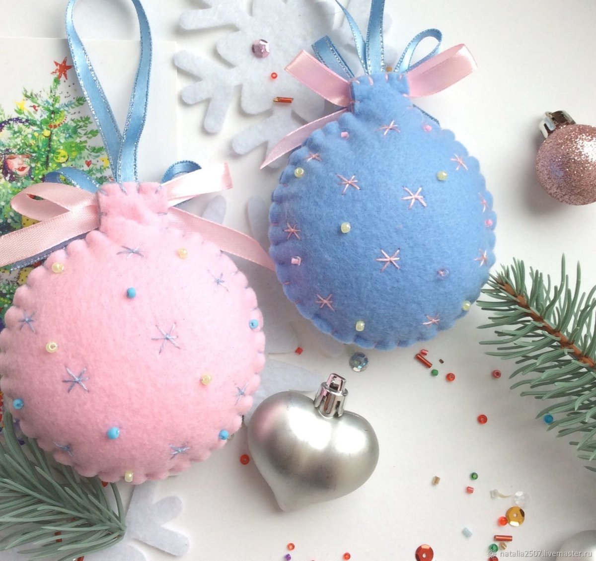Елочные игрушки шары из фетра