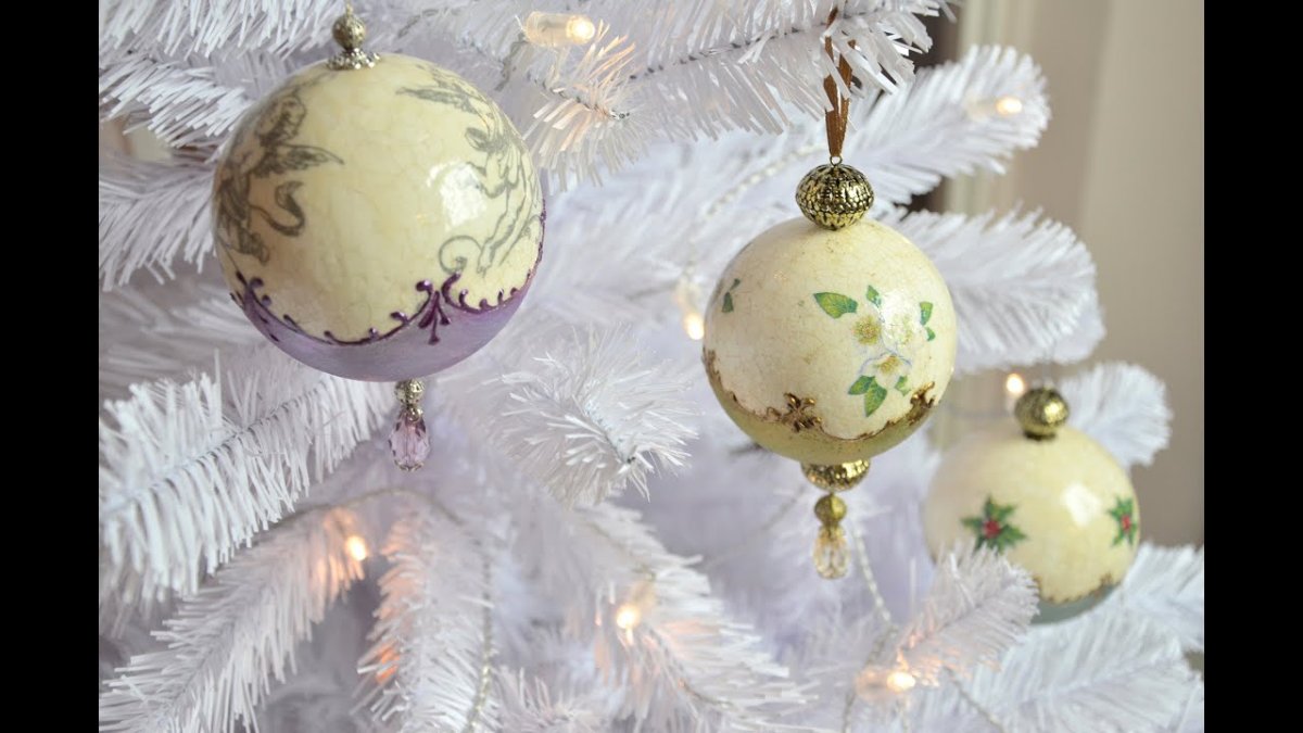 Декорирование новогодних шаров поталью своими руками