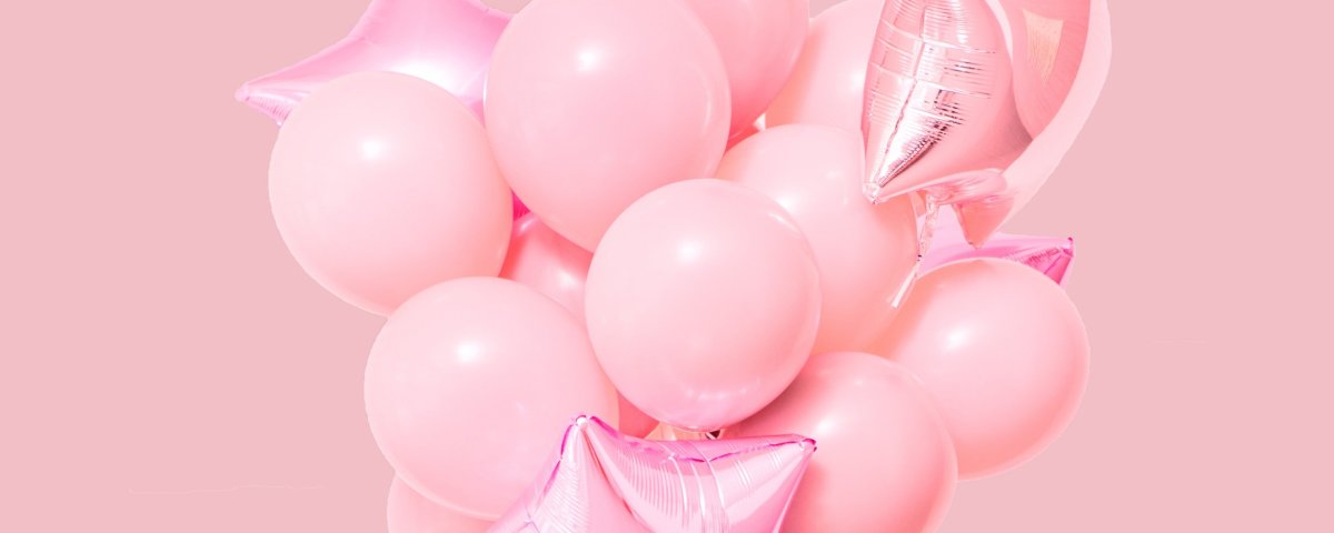 Воздушные шары на розовом фоне