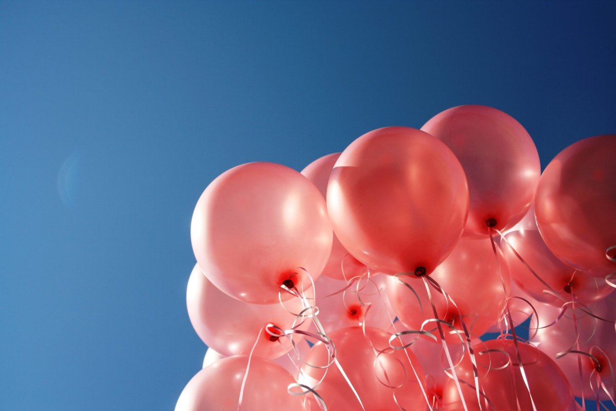 Фиолетовые шары в небе