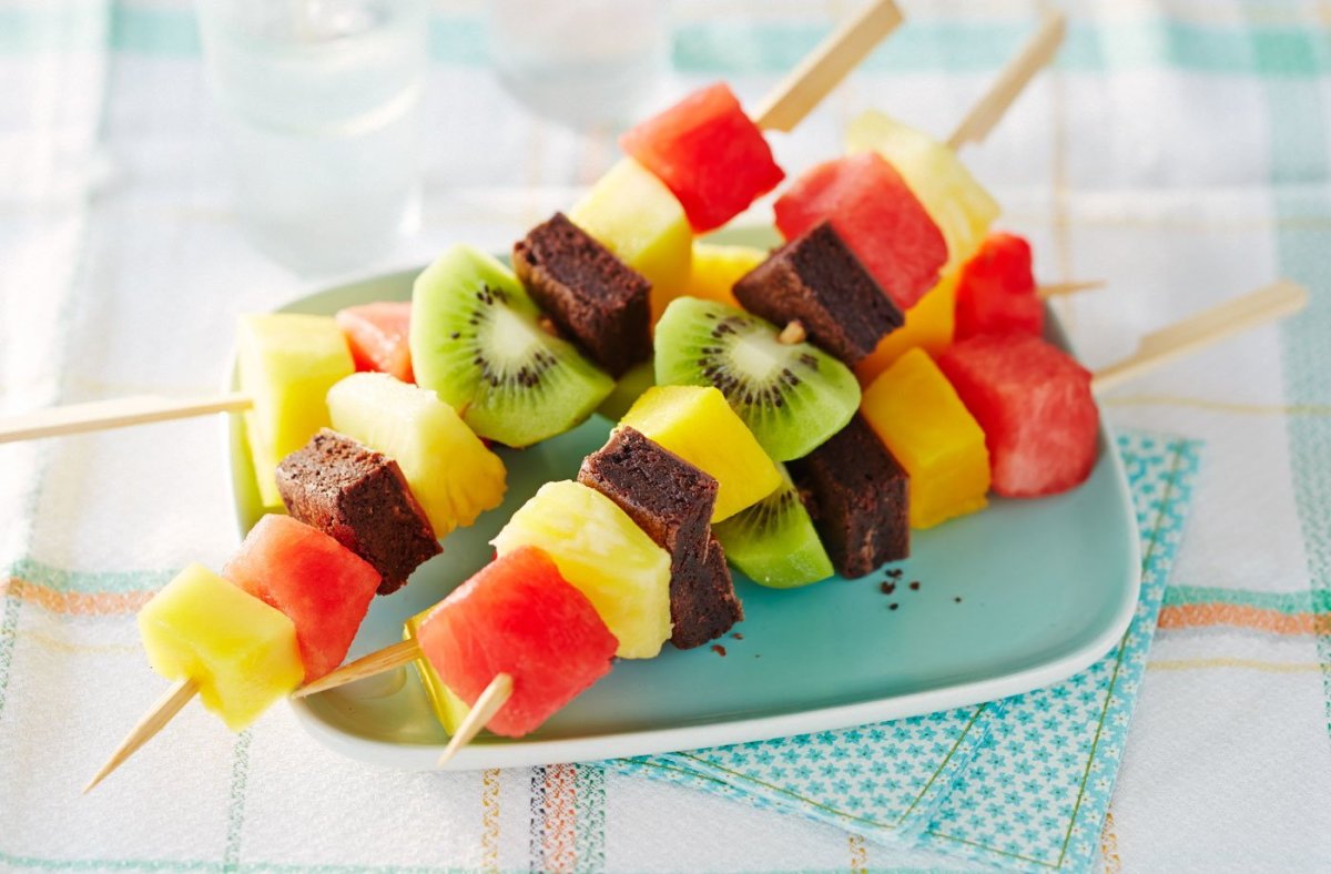 • Канапе «ананасовый кораблик»