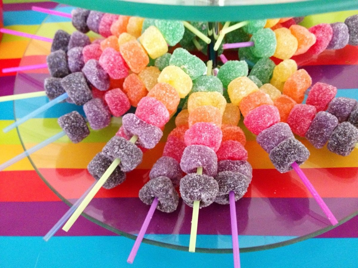 Сладости на шпажках для детей