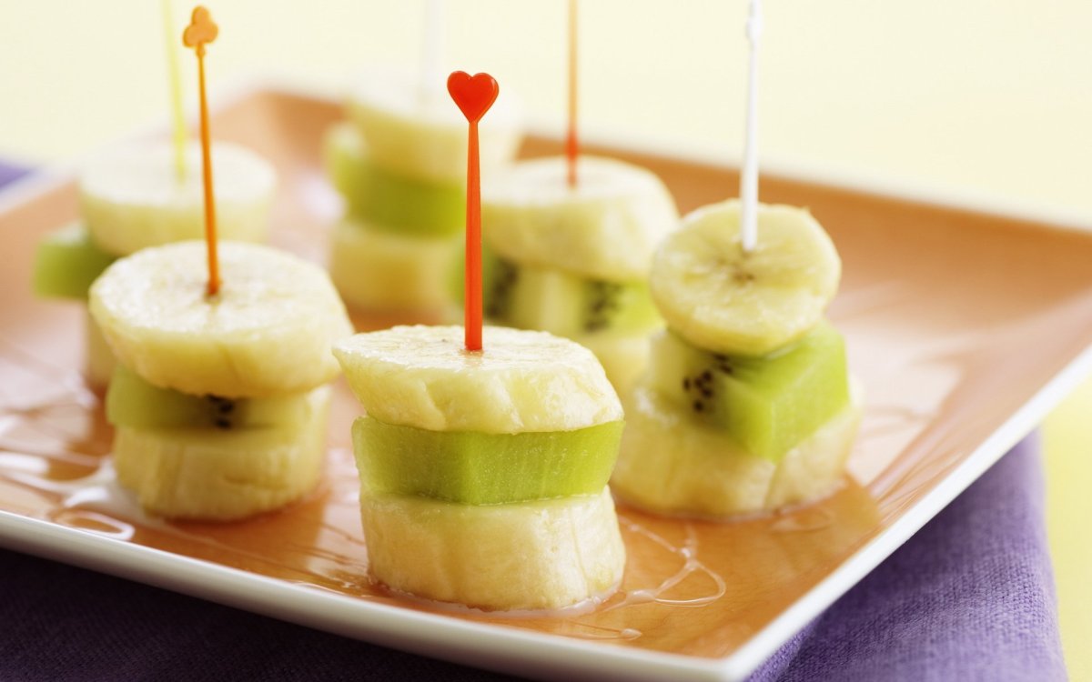 Канапе банан киви виноград