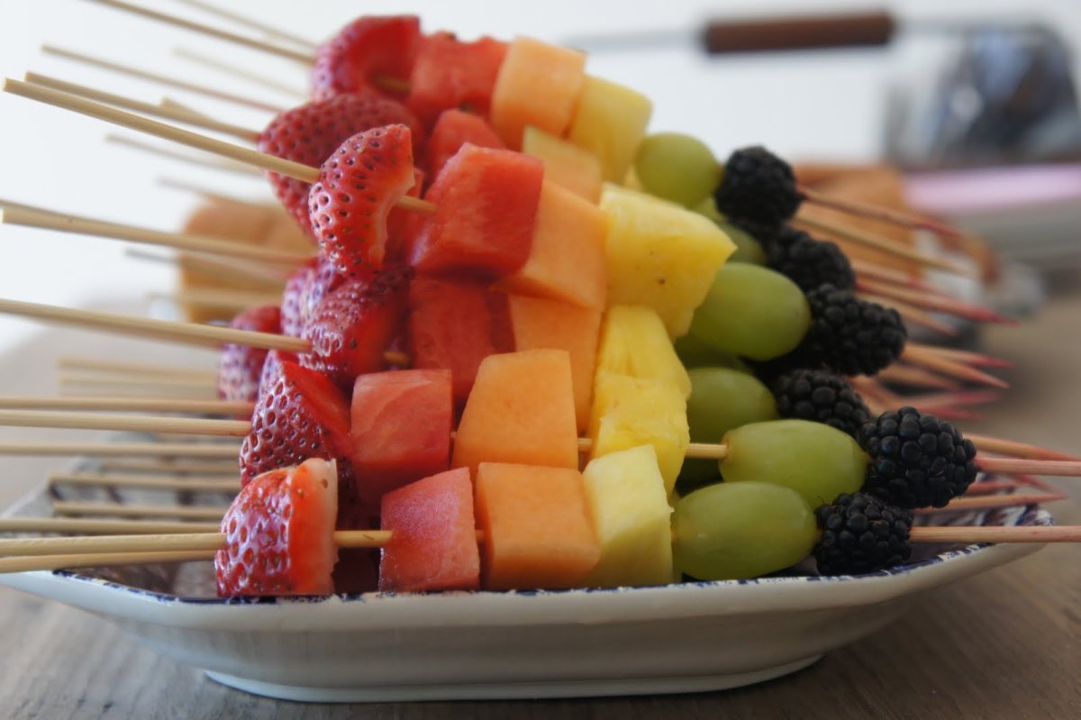 Красивые шашлычки из фруктов