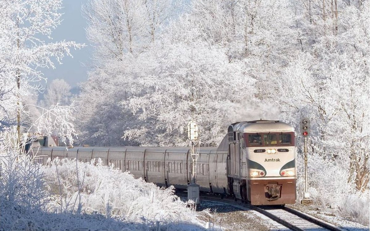 Поезд в Сибири зимой