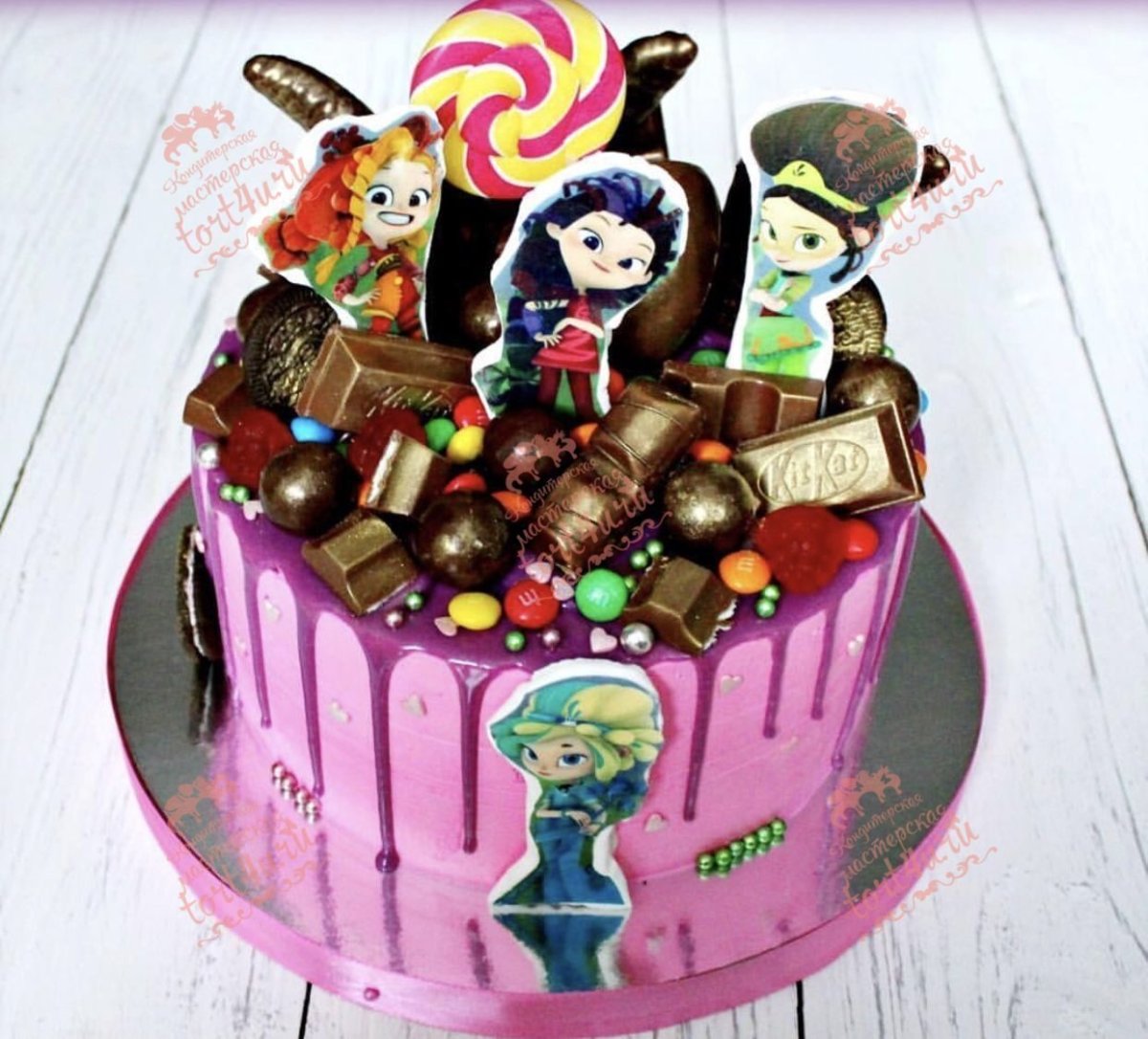 Торт с сказочным патрулём на картинке с маскараонами