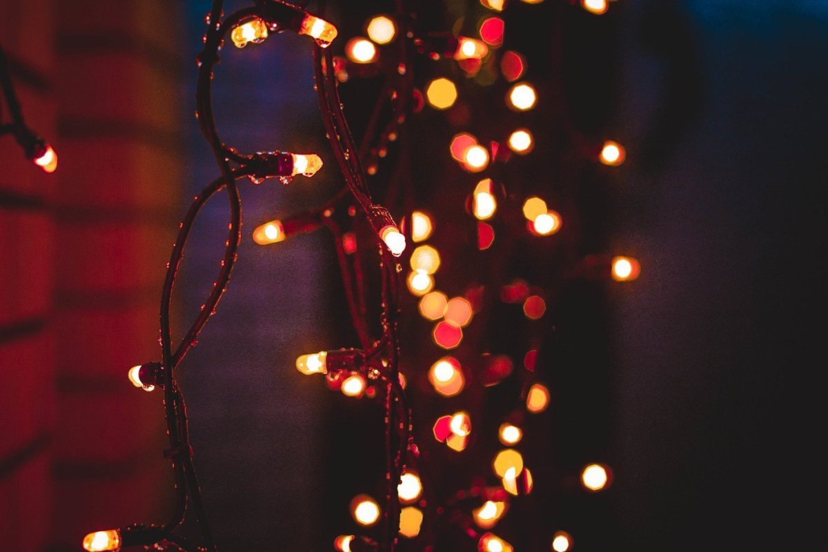 Гирлянда на стене