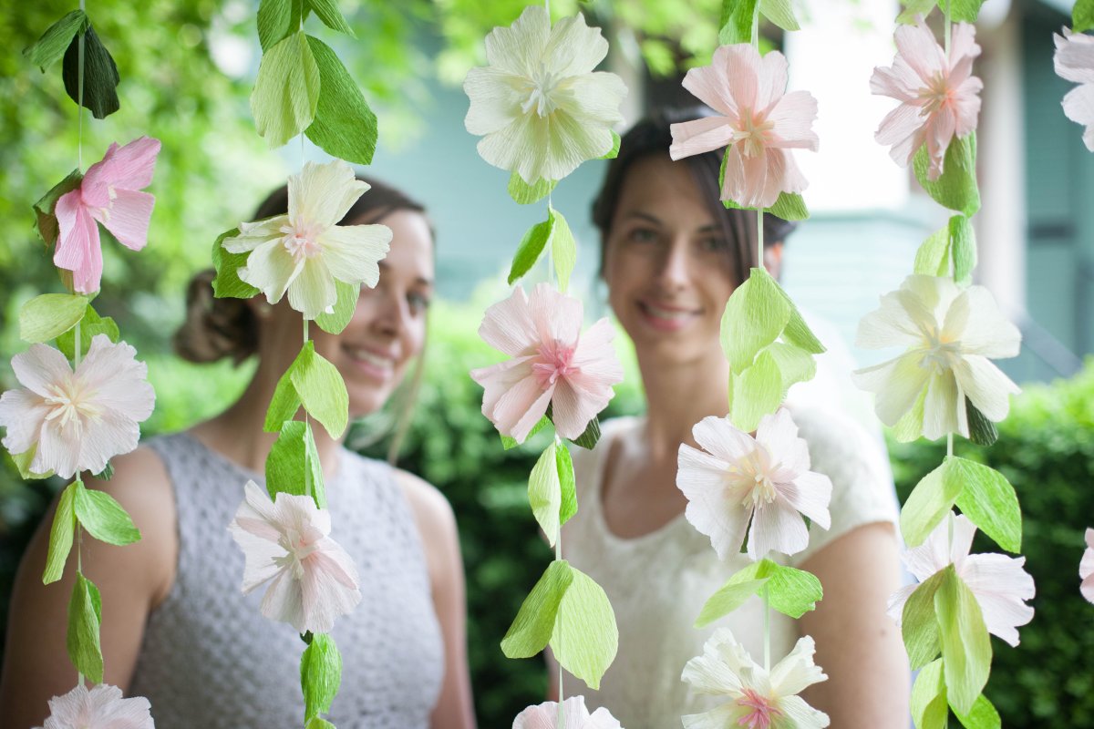 Гирлянды цветы лица озаренные