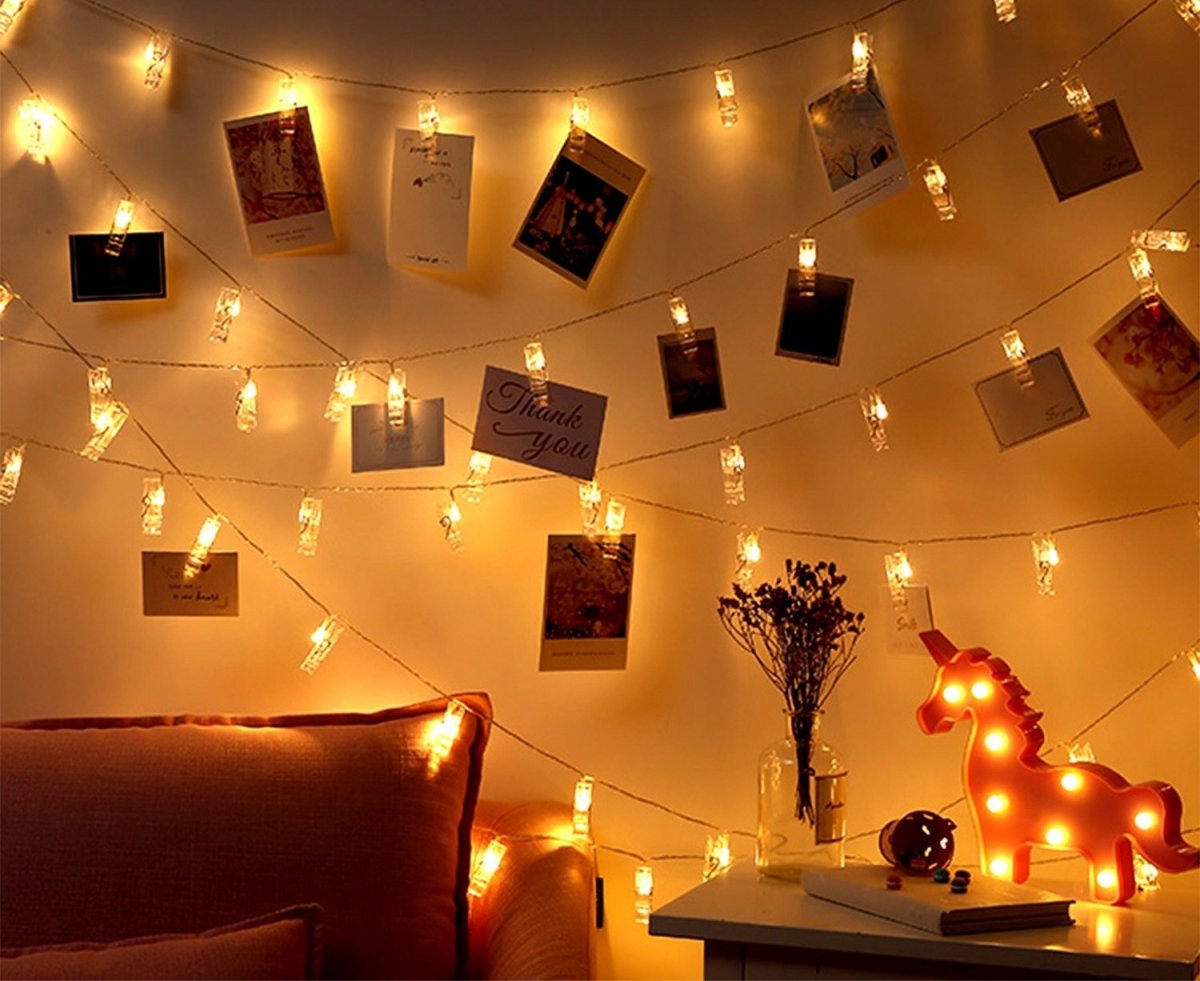 Дерево с гирляндой на стене