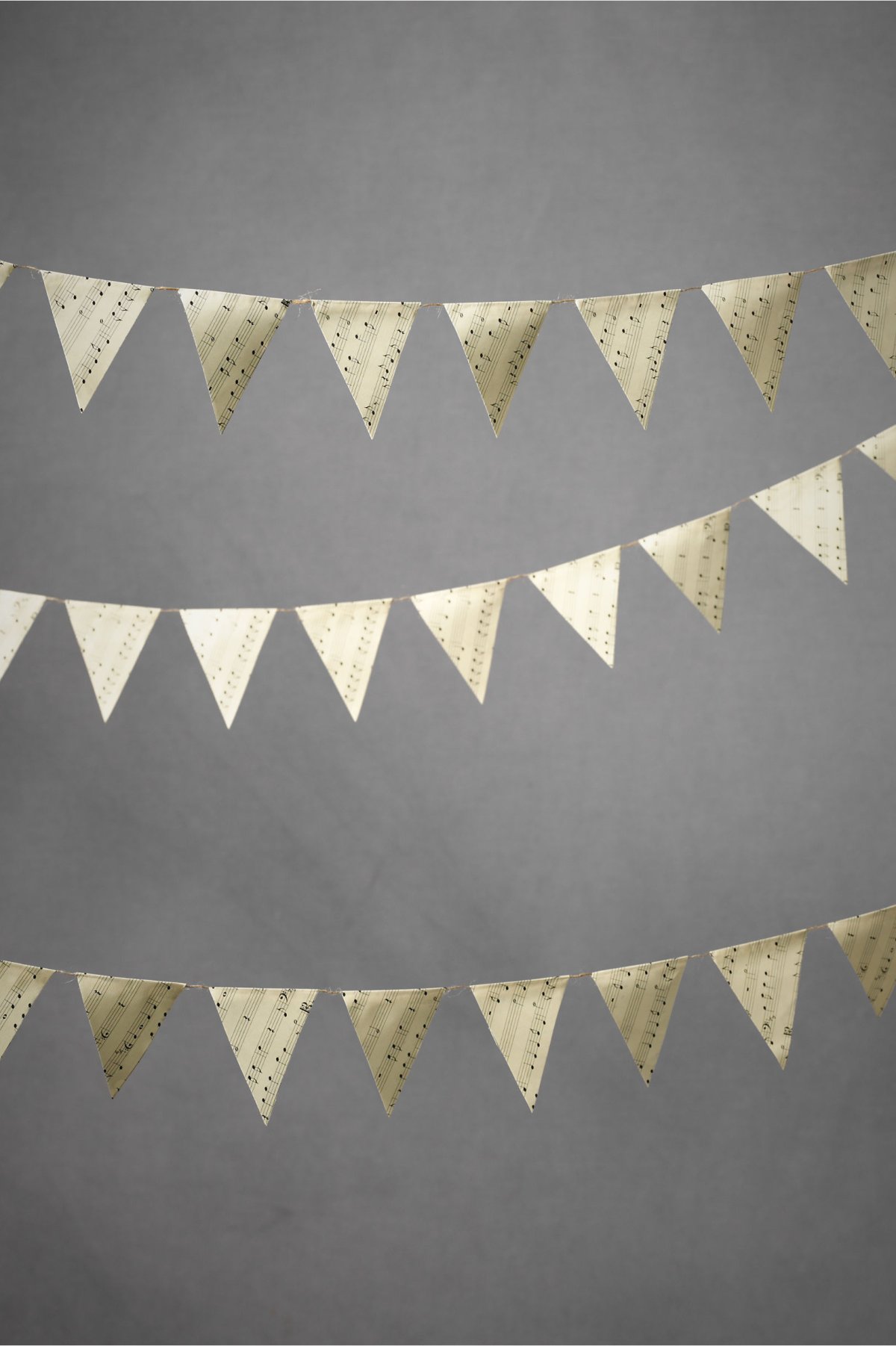 Гирлянда звезды на белом фоне