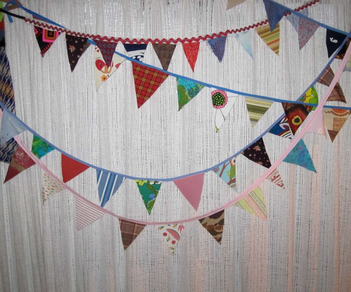 Гирлянда из разноцветных флажков