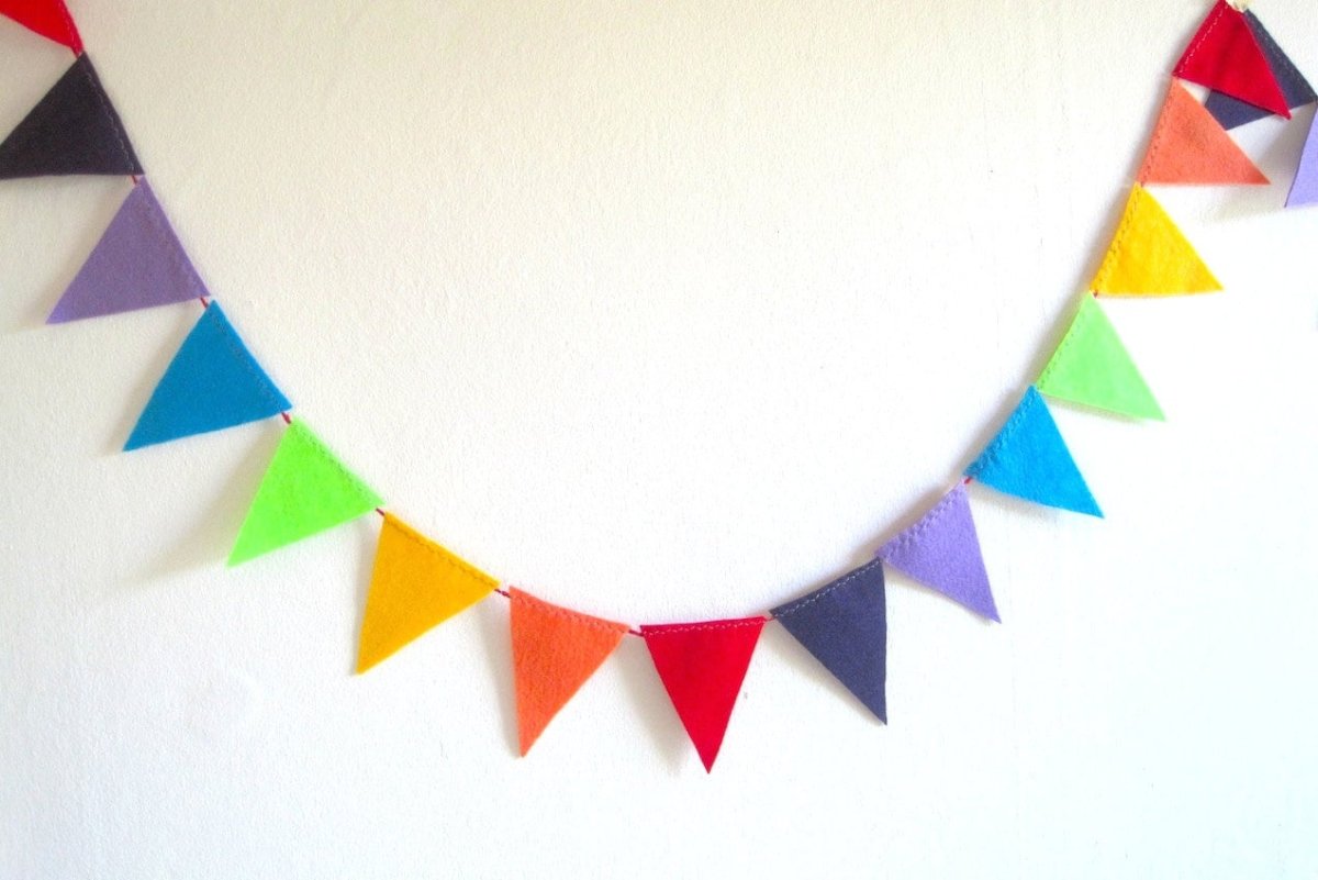 Разноцветные флажки на веревке