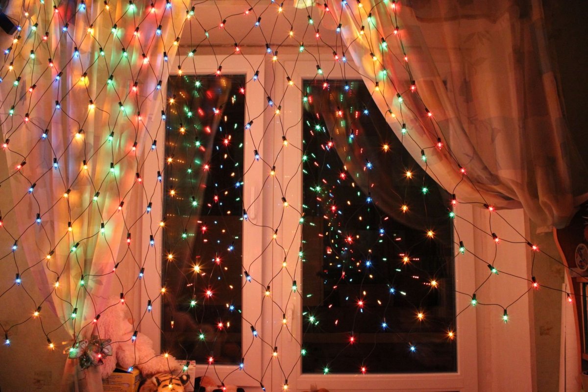 Украшение окна гирляндой