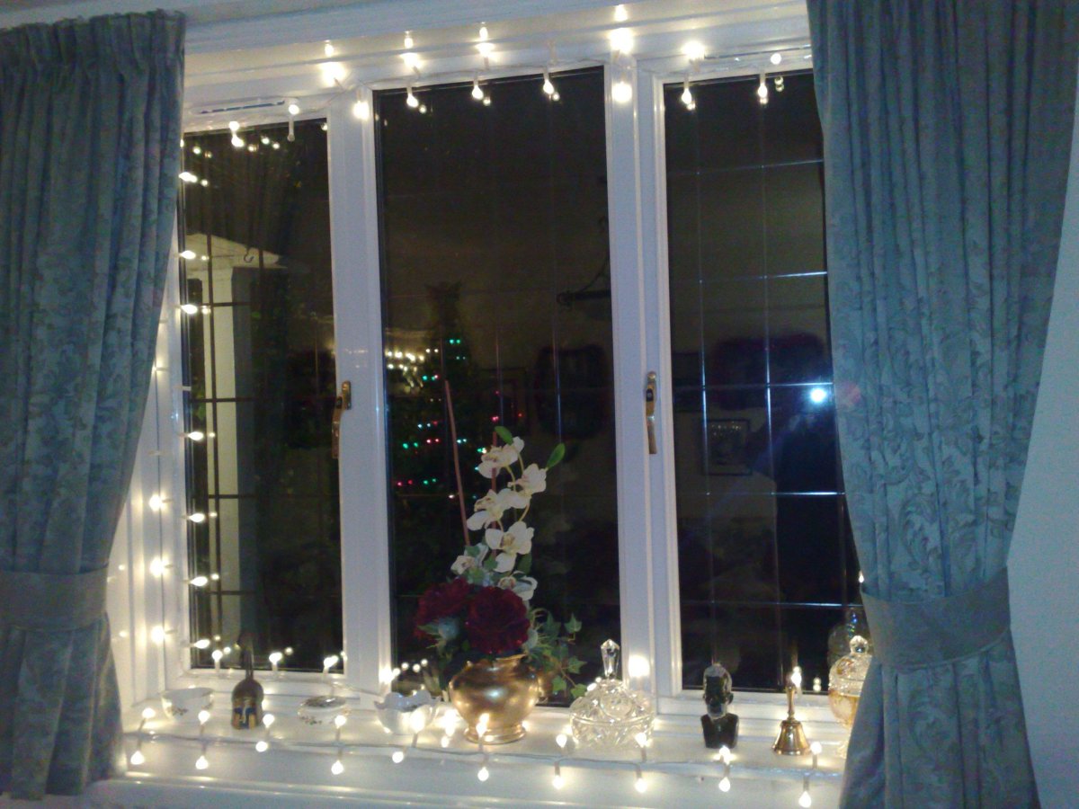 Украшение окна гирляндой