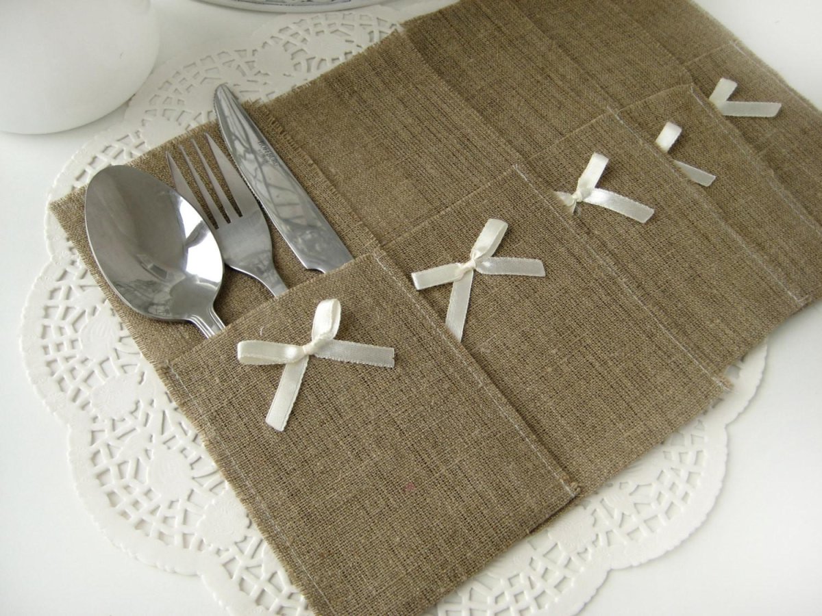 Сервировка столовых приборов в салфетку