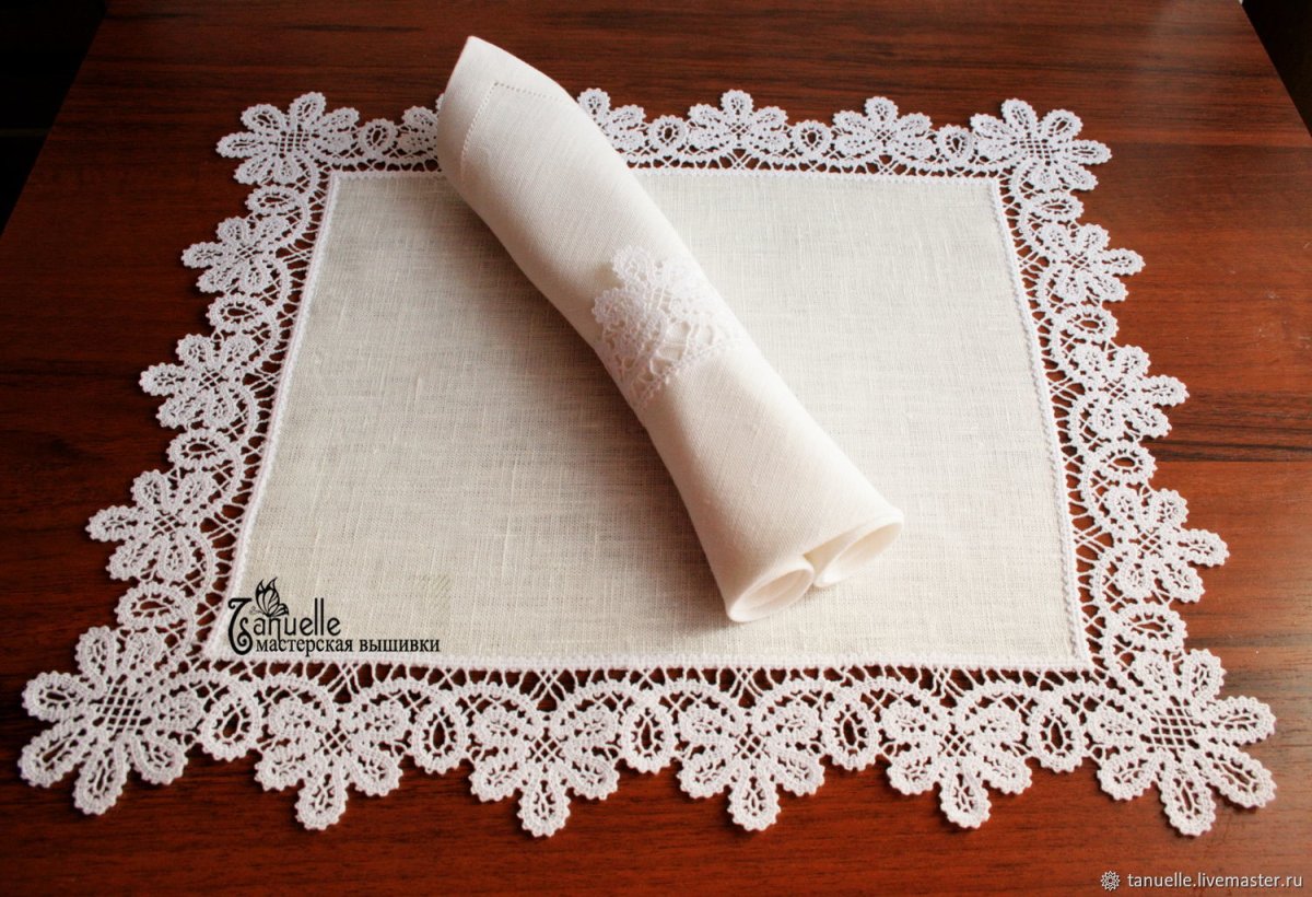 Льняные салфетки с кружевом