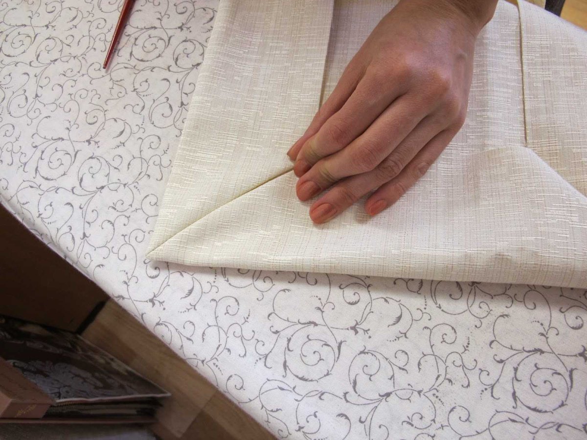 Подшить скатерть на уголок