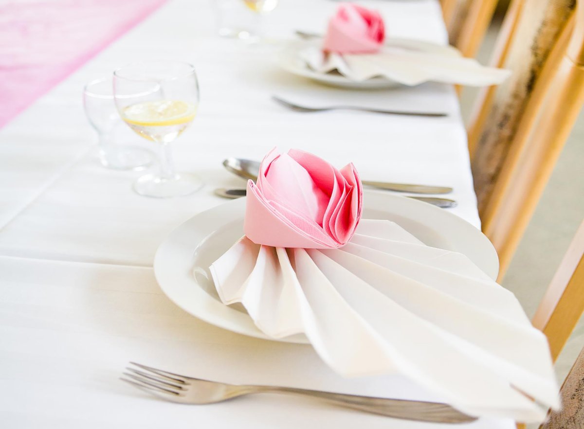 Красивая сервировка салфеток