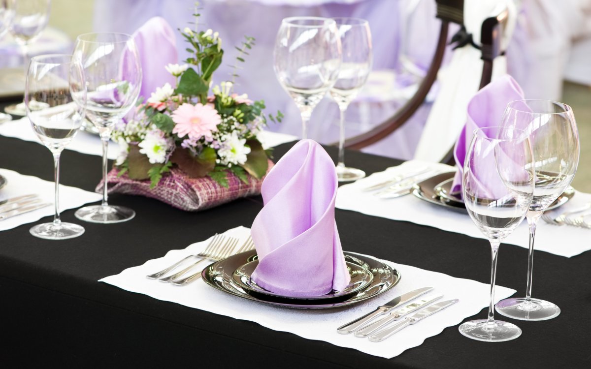 Украшение стола салфетками бумажными