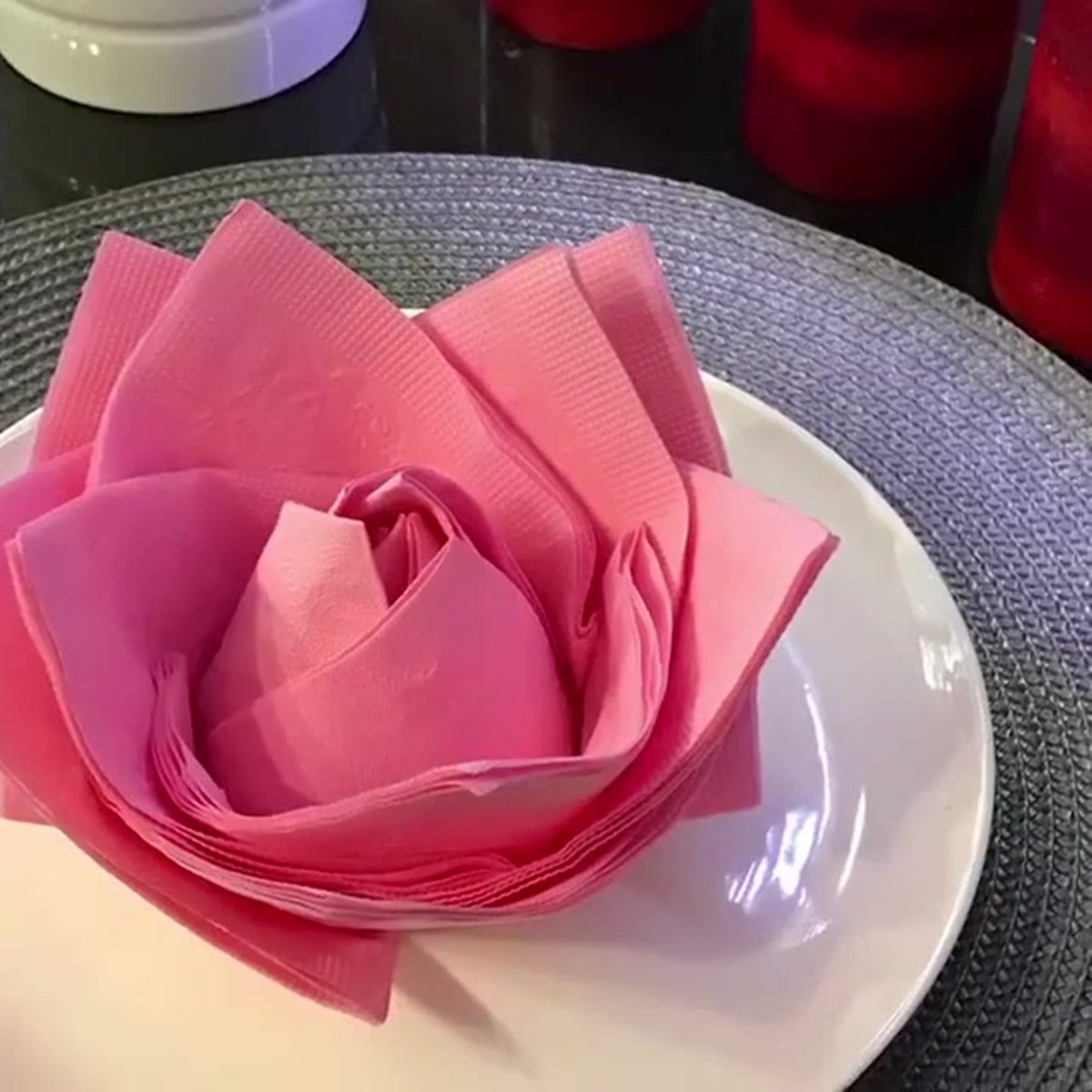 Сервировка салфеток бумажных