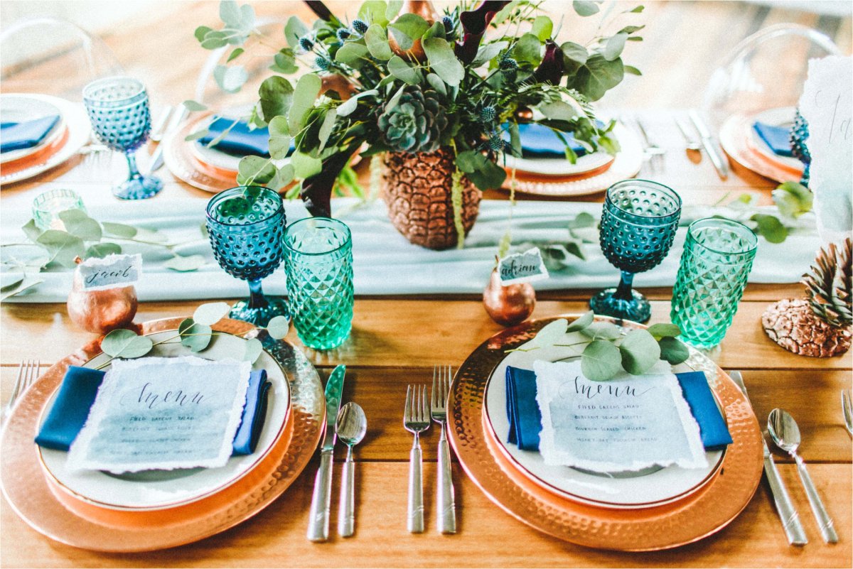 Сервировка стола в бирюзовом цвете