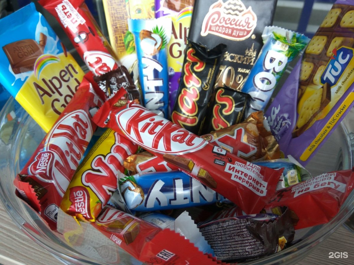 Куча сладостей на столе
