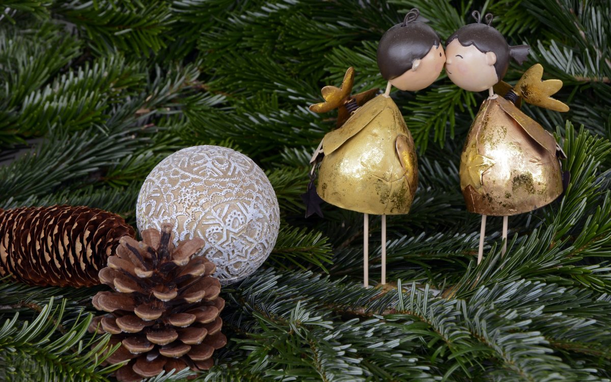 Игрушки из еловых шишек