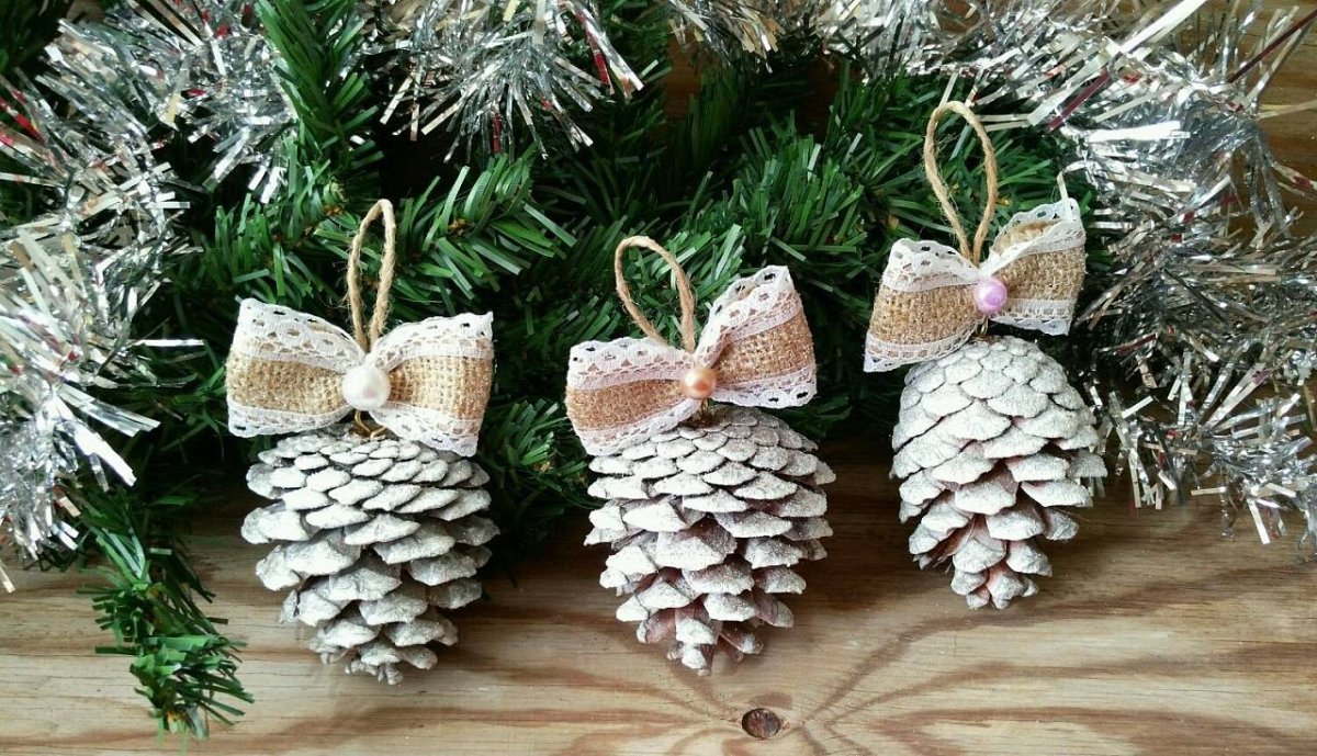 Новогодние игрушки из шишек