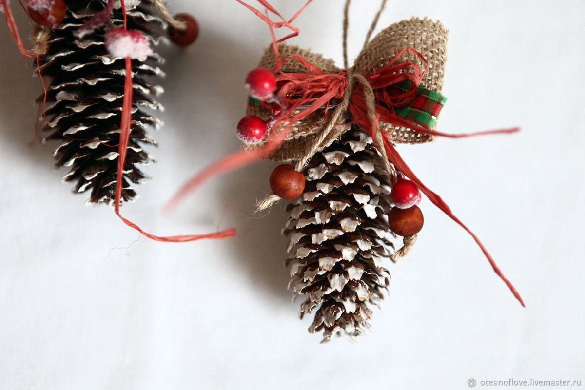 Новогодняя игрушка из шишек на елку название