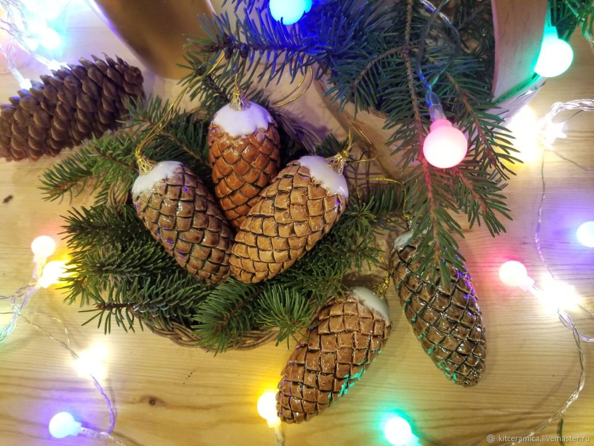 Новогодние игрушки на спиле дерева