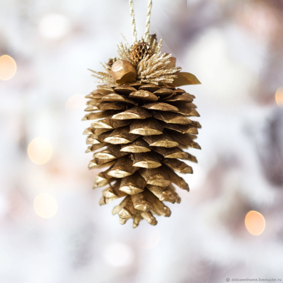 Елочные игрушки из шишек