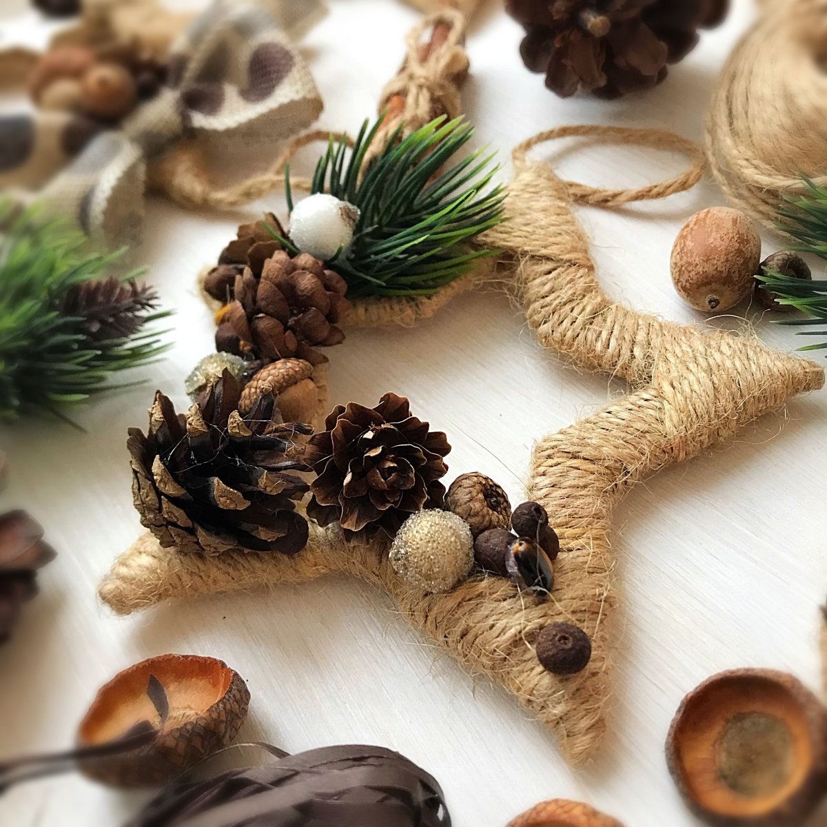 Новогодние украшения из шишек