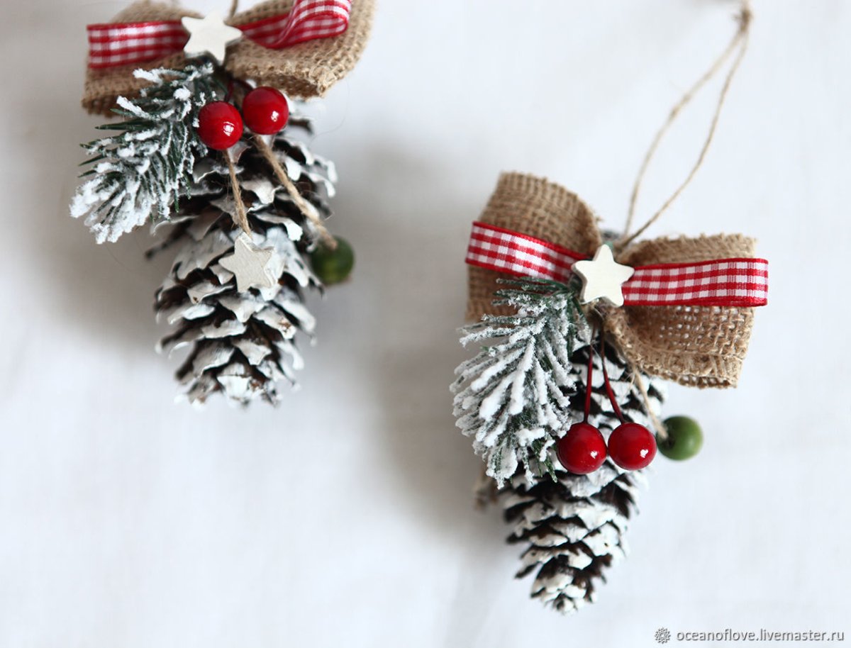 Украшения с шишками