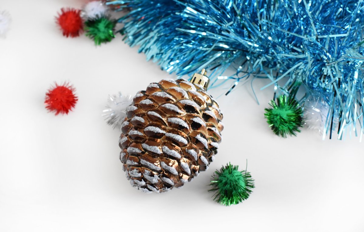Елочные игрушки шишки
