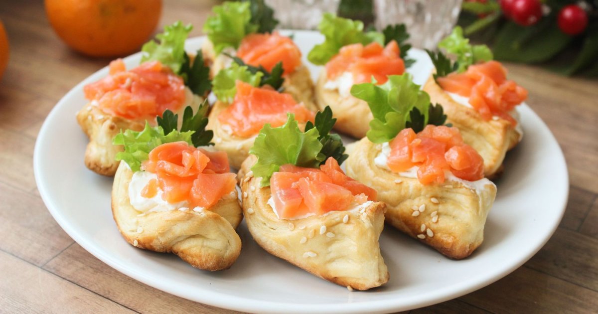 Блинные корзиночки с красной рыбой