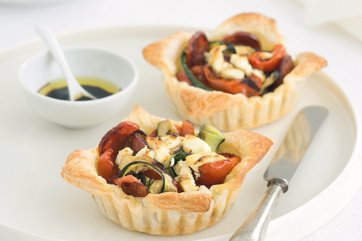 Тарталетки с колбасками