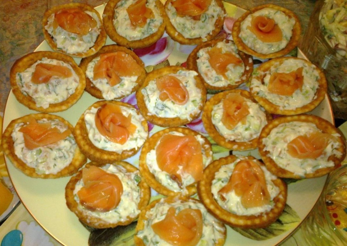 Закусочные тарталетки с красной рыбой