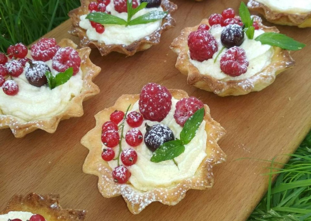 Пирожное корзинка с белковым кремом