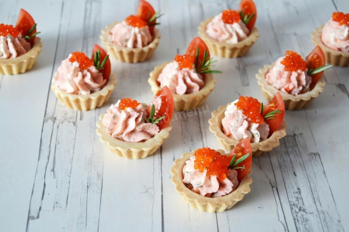 Тарталетки с красной икрой и творожным сыром
