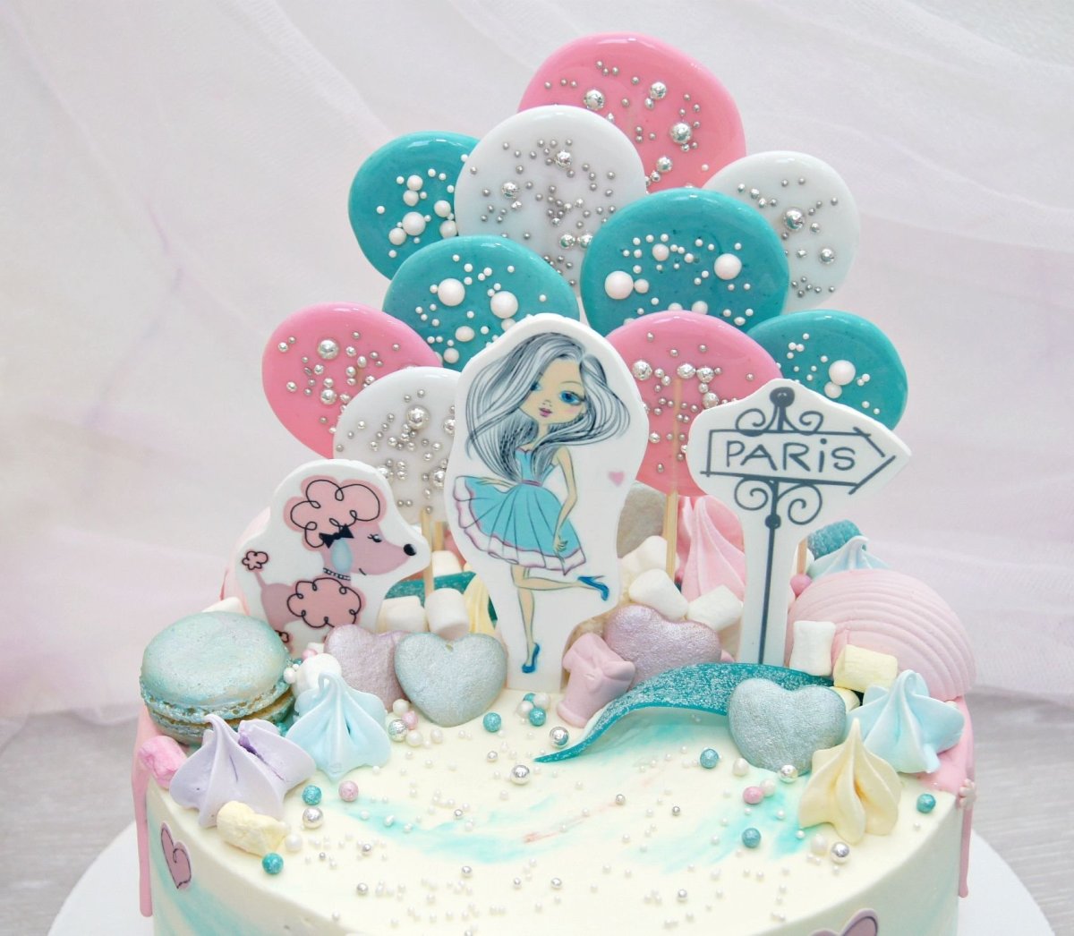 Торт с безе на палочке и пряниками для девочки