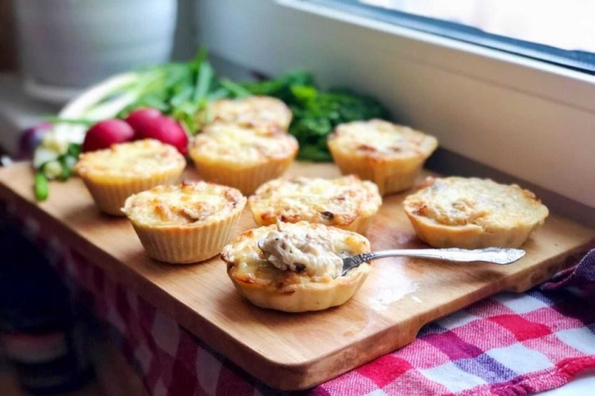 Жульен с курицей и грибами в тарталетках