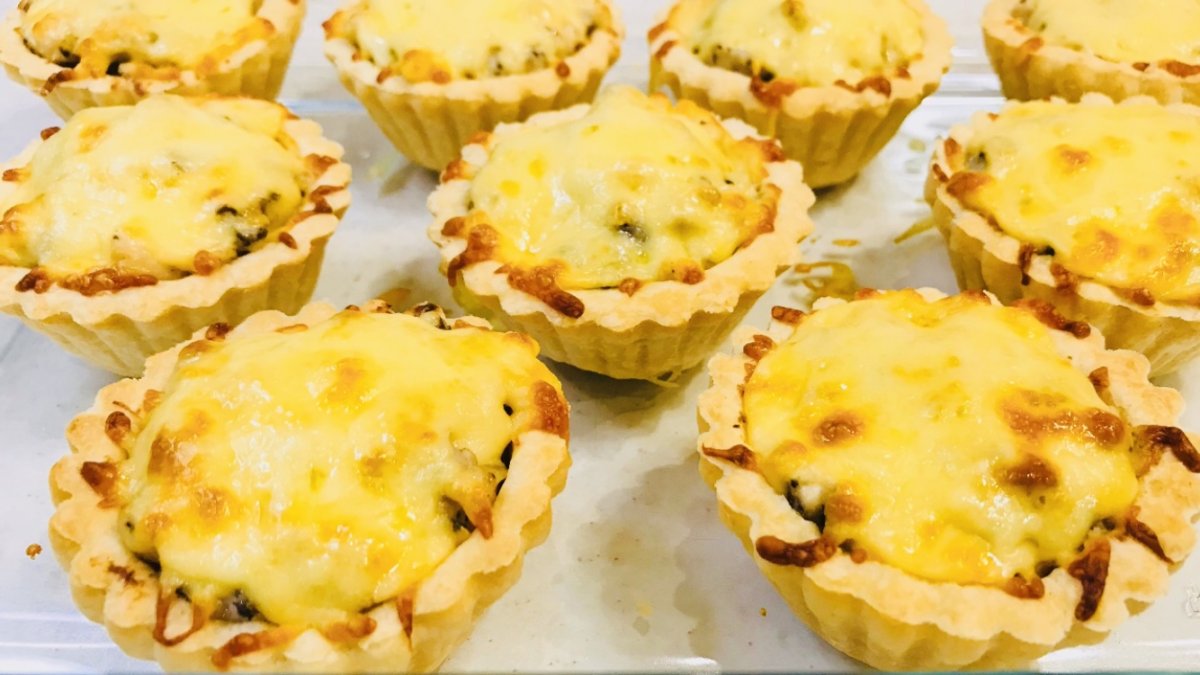 Тарталетки с курицей и ананасами