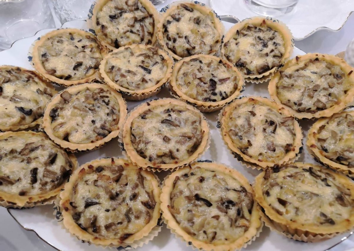 Жульен с курицей и грибами в тарталетках