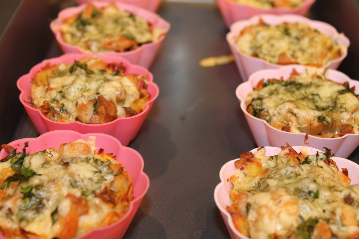 Тарталетки с курицей и грибами и сыром