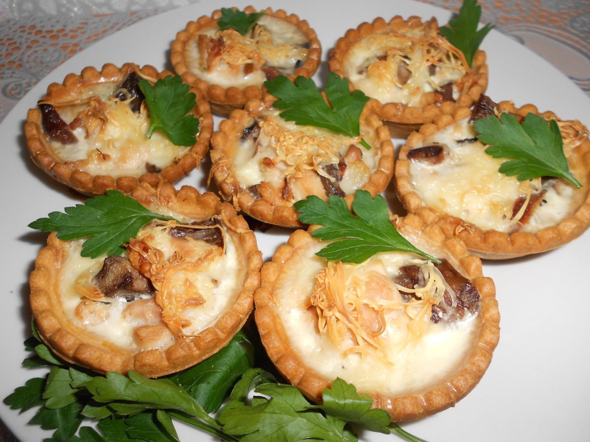 Жюльен с курицей и грибами в тарталетках